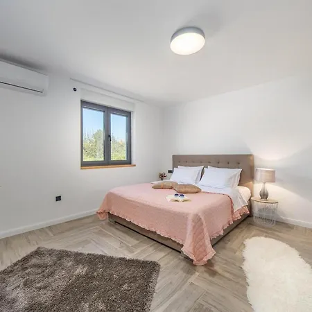 Luce 4* זאדאר